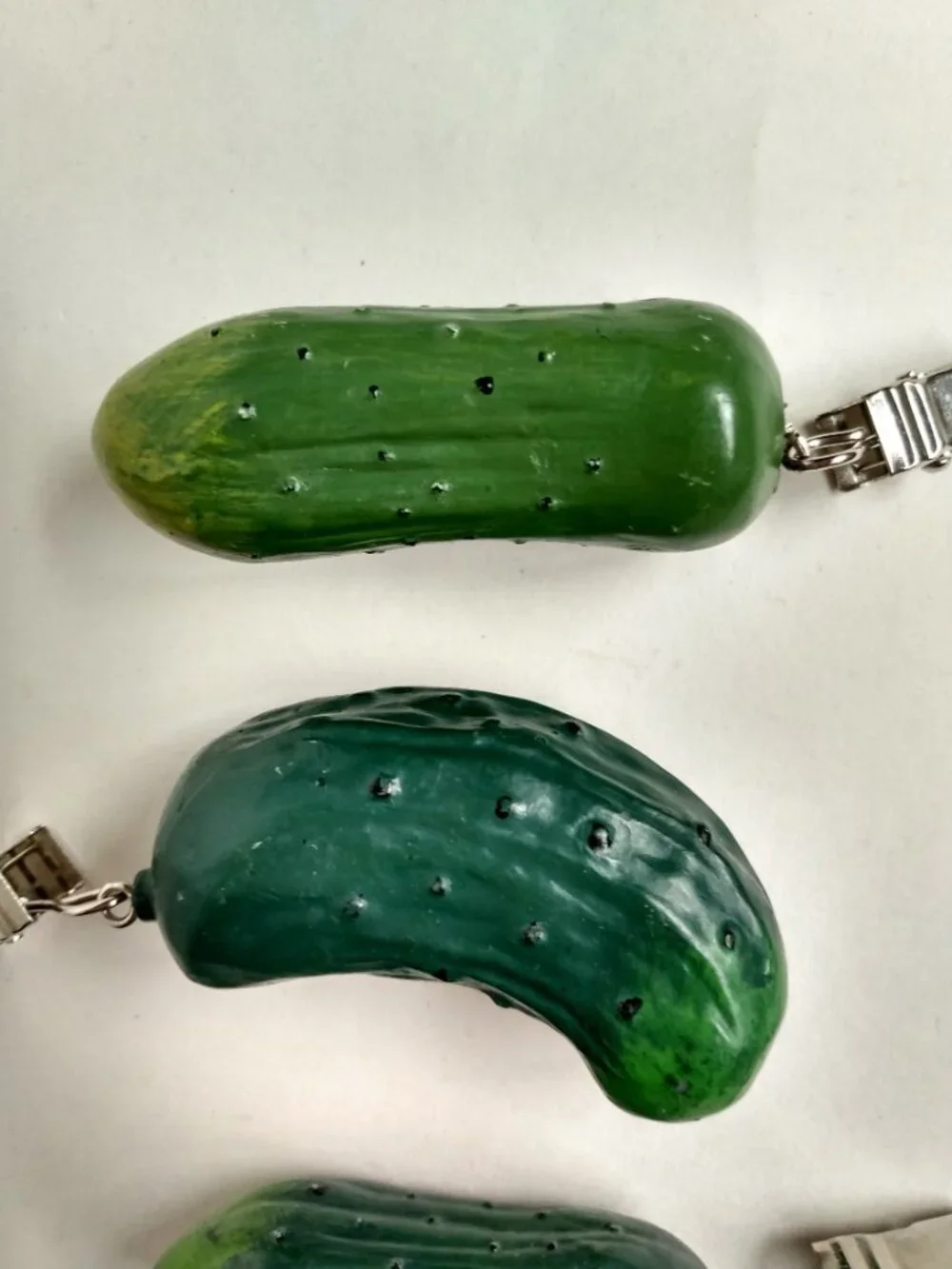 Green Pickles Cucumbers Set 4 pieces Picnic Tablecloth Weights Clips Resin EUC
